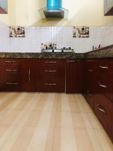 瓦拉纳西Vara的厨房配有木制橱柜和台面