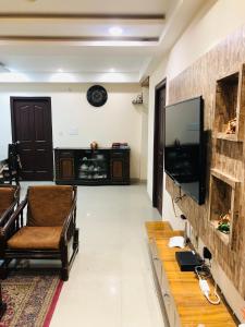 瓦拉纳西Vara的客厅配有平面电视和沙发。