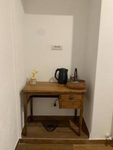 PiaggiaLa Briga的一张小木桌,上面装有茶壶