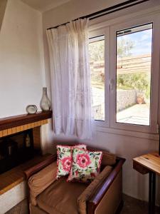 加拉塔斯Elaia country living的带沙发和窗户的客厅