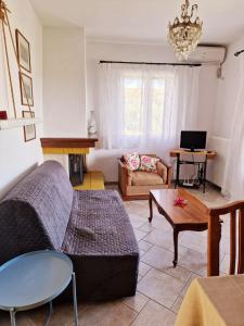 加拉塔斯Elaia country living的客厅配有沙发和桌子