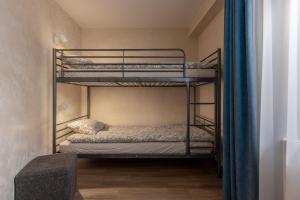 里加Lab1 House的一间卧室配有两张双层床。