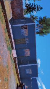 LimuruMella homes limuru的享有蓝色建筑的顶部景致,设有窗户