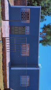 LimuruMella homes limuru的享有蓝色建筑的顶部景致,设有窗户