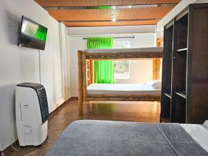 卡利La Mercedes Lite Hostal By MH的一间卧室配有双层床和书桌