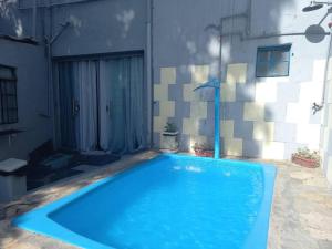 贝洛奥里藏特Piscina Casa Floresta/Sta Teresa/Central/Contorno/Serraria Souza Pinto/Area Hospitalar的大楼里的一个大型蓝色游泳池