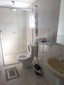 贝洛奥里藏特Piscina Casa Floresta/Sta Teresa/Central/Contorno/Serraria Souza Pinto/Area Hospitalar的白色的浴室设有卫生间和水槽。