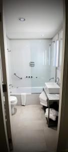 罗萨里奥伊斯普兰多萨维酒店的带浴缸、卫生间和盥洗盆的浴室