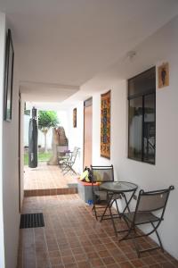 万查科Chakana House - Hostel Huanchaco的一个带椅子和桌子的庭院