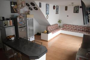万查科Chakana House - Hostel Huanchaco的一间配有沙发和桌子的厨房