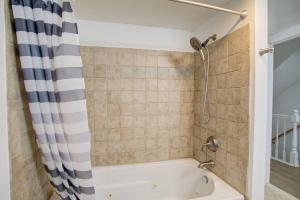 费城Cozy Lux 3bd House Heart of Fishtown Sleeps 8的浴室设有带浴帘的浴缸