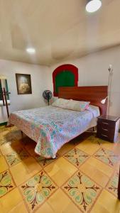 亚美尼亚La Mía Hospedaje的一间铺有瓷砖地板的客房内的卧室