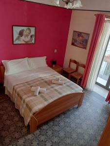切法卢La locanda的一间卧室设有一张红色墙壁的大床
