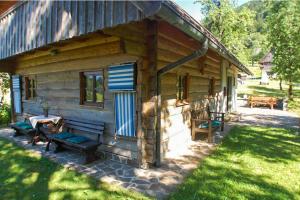 波希基斯卡贝拉Chalet Kupljenik Near Bled Lake的小木屋前方设有桌椅