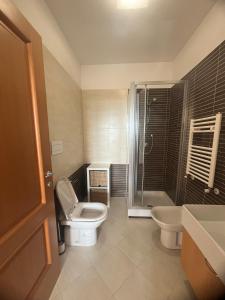 罗马Mi Casa Es Tu Casa的浴室配有卫生间、盥洗盆和淋浴。