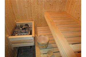Dol pri HrastnikuForester's Hut With Whirlpool & Sauna - Happy Rentals的小型桑拿浴室,配有炉灶和垃圾桶