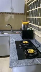 阿布贾LA VIVA AIRBNB的厨房柜台配有两个炉灶