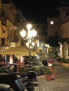 切法卢La locanda的夜空城市里带时钟的街灯