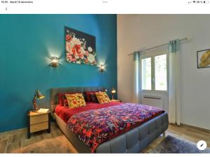 CailleL'Alpen Roc的一间卧室设有一张床和蓝色的墙壁