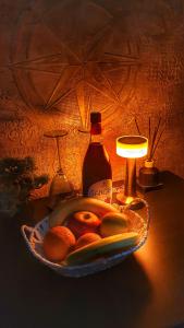 Smederevska PalankaMotel Castello的桌子上放着一盘橙子,放着一瓶酒