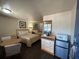 里兹波特Economy Inn的酒店客房设有两张床和电视。