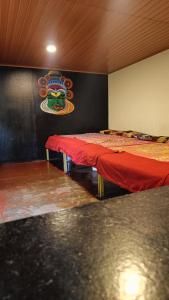 蒙纳Triloka Dorm by The Offbeat Crew的墙上挂着水手标志的房间里设有两张床