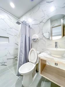 蒙特里亚Stanza Hotel Monteria的白色的浴室设有卫生间和水槽。