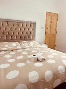 曼彻斯特Double Bedroom in Greater Manchester的一间卧室配有一张大床和两条毛巾