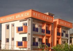 杜阿拉RESIDENCE WALNICK的一座有耐力梅拉尼医院标志的建筑
