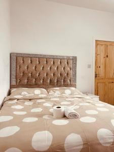 曼彻斯特Double Bedroom in Greater Manchester的一间卧室配有一张大床和两条毛巾