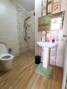 达喀尔Chambres meublées Avenue Cheikh Anta Diop的一间带水槽和卫生间的浴室