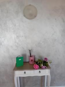 加尔达Garda City Home Family Apartments的一张带鲜花的桌子和绿盒子