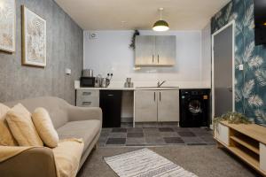 罗瑟勒姆Lovely Getaway Apartment: Two-Bedroom in Rotherham的带沙发的客厅和厨房