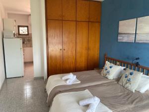 埃尔米瓜普拉亚公寓的一间卧室配有两张带毛巾的床