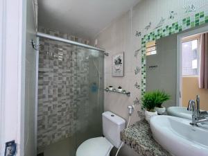 福塔莱萨Apartamento BEIRA MAR的浴室配有卫生间、盥洗盆和淋浴。