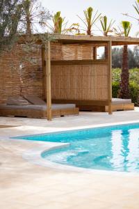 伊维萨镇Can Jaume Private Villas by Ocean Drive的后院的游泳池,带凉棚