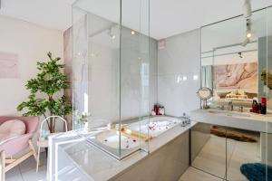 苏黎世Boutique Design-Suite-Apartment at best central Location的带浴缸和水槽的玻璃浴室