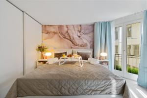 苏黎世Boutique Design-Suite-Apartment at best central Location的一间卧室设有一张大床和一个大窗户