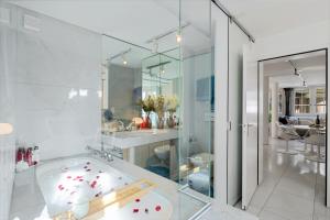 苏黎世Boutique Design-Suite-Apartment at best central Location的带浴缸和盥洗盆的浴室