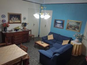 切法卢La locanda的客厅配有蓝色的沙发和桌子