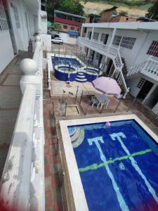 梅尔加Hotel san Jorge的一座带房子的庭院内的游泳池