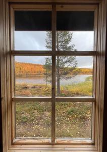 LeppäjärviVilla Aiku的从房子的窗户可欣赏到湖景