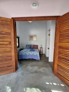 伦索伊斯Casa Papa-Vento的一间卧室配有一张床和一扇木门