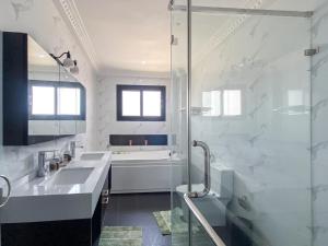 NgorResidence Mandela Almadies Dakar, Senegal, Ngor Almadies的白色的浴室设有水槽和淋浴。