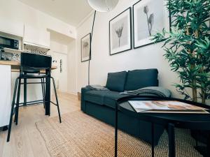 波尔多Respire Bordeaux的客厅配有绿色沙发和桌子