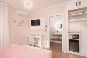 圣萨尔沃CORTE REALE Luxury B&B的白色卧室配有床和书桌