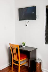 开普敦BOTHA VILLA LODGE的一张桌子、椅子和墙上的电视