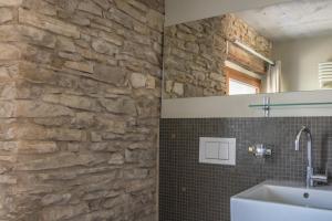 Les BoisLe Paysan Horloger的一间带石墙和水槽的浴室
