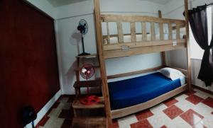 特拉Hostel Casa Verde, Tela Atlantida.的客房内的双层床和蓝色的床