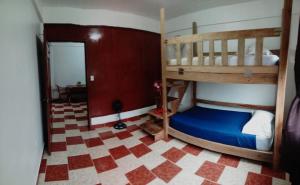 特拉Hostel Casa Verde, Tela Atlantida.的一间卧室设有两张双层床和一张可调节的地板。